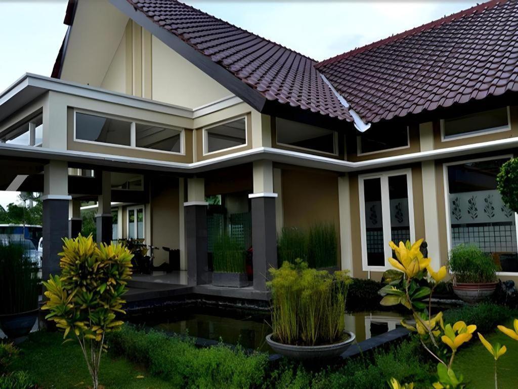 Wonua Monapa Hotel Resort Kendari Exterior photo