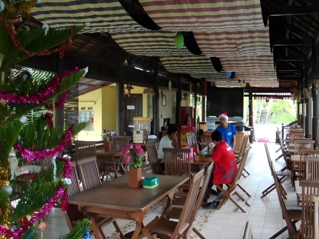 Wonua Monapa Hotel Resort Kendari Exterior photo