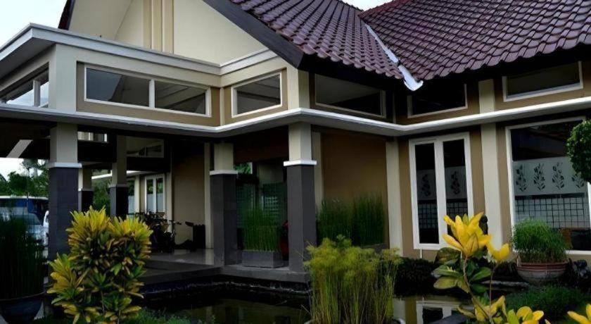Wonua Monapa Hotel Resort Kendari Exterior photo